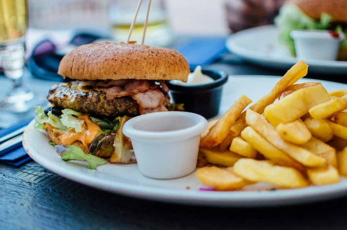 hamburger met frieten