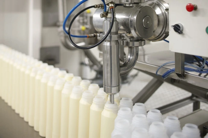 Uitvullen sauzen van saus-chef